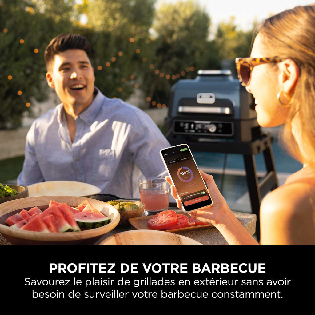 Pack Barbecue électrique et fumoir Ninja Woodfire Pro Connect XL avec support et housse